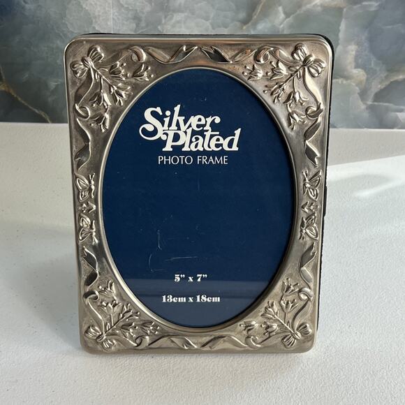VTG Silver Plated Photo Frame Ornate Embossed Bows, Florals & Butterflies 5"x7" - Picture 8 of 9